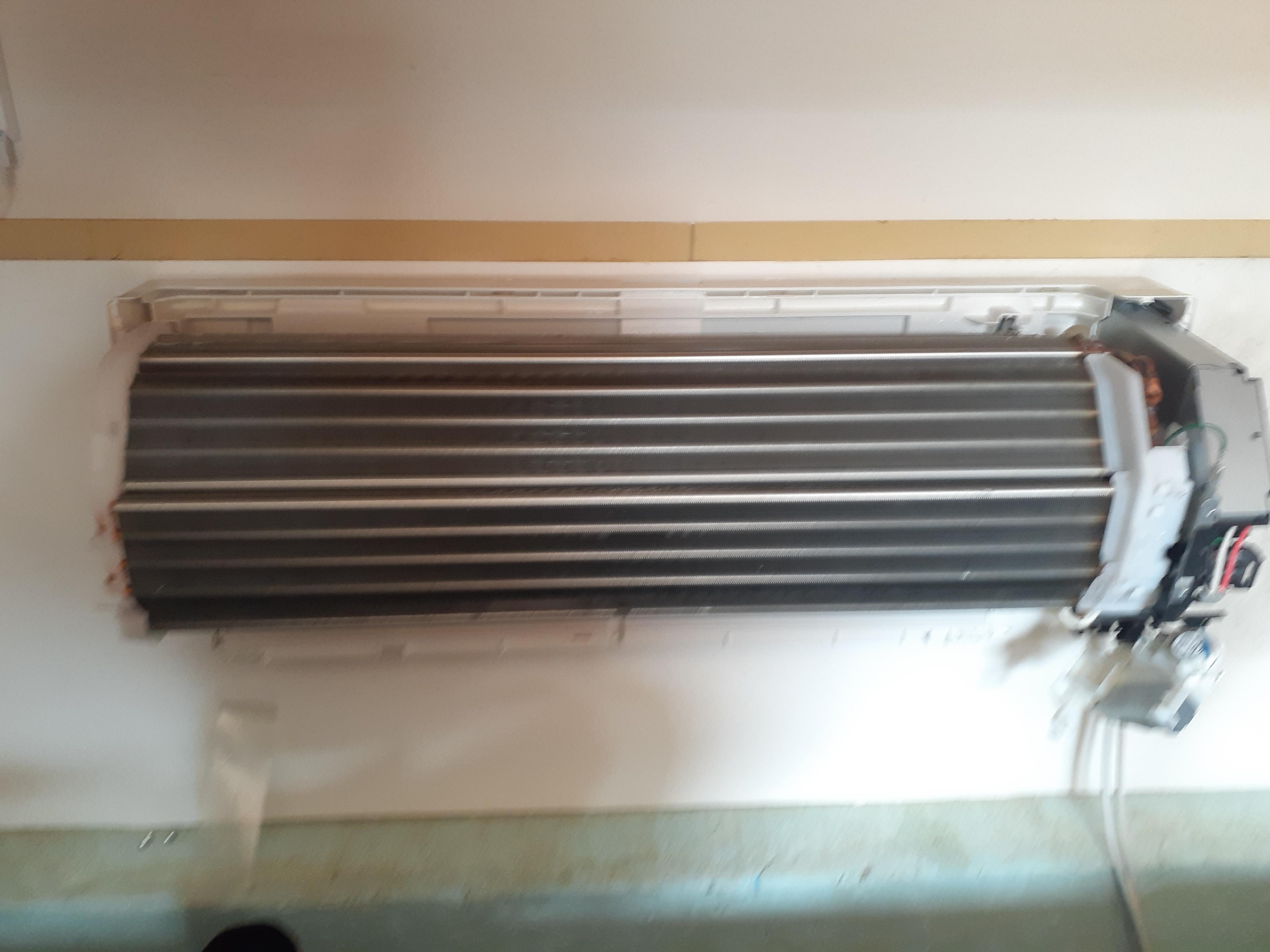 エアコンガス漏れ修理作業風景